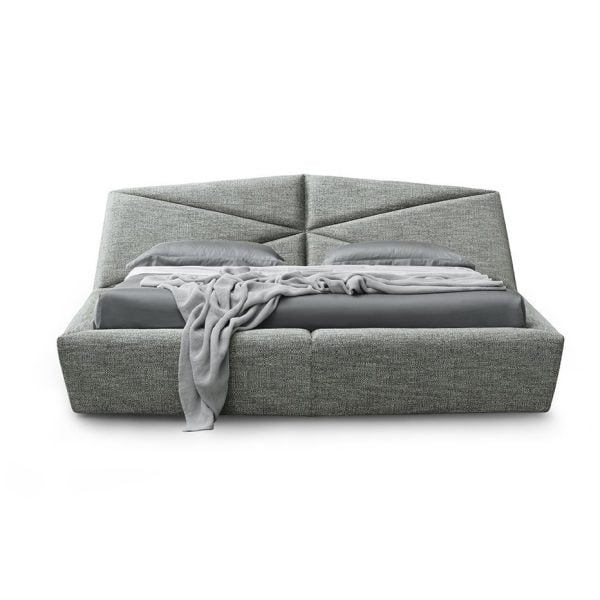The bed combines bold padding and a sleek design, offering both comfort and sophistication.