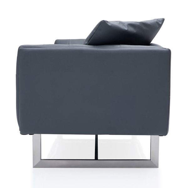 contemporary aesthetics in our low-back capitone sofa, elegantly supported by metal legs.